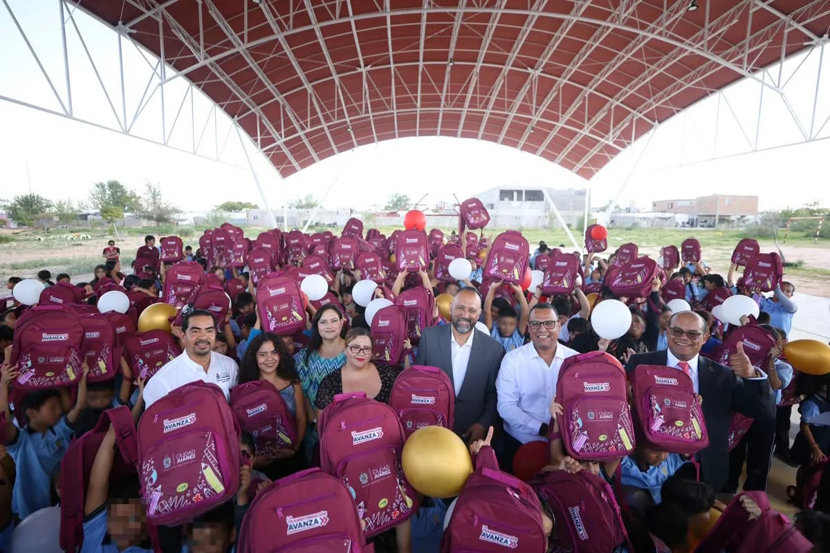Más de 140 mil estudiantes reciben mochilas y útiles escolares - archivo 1