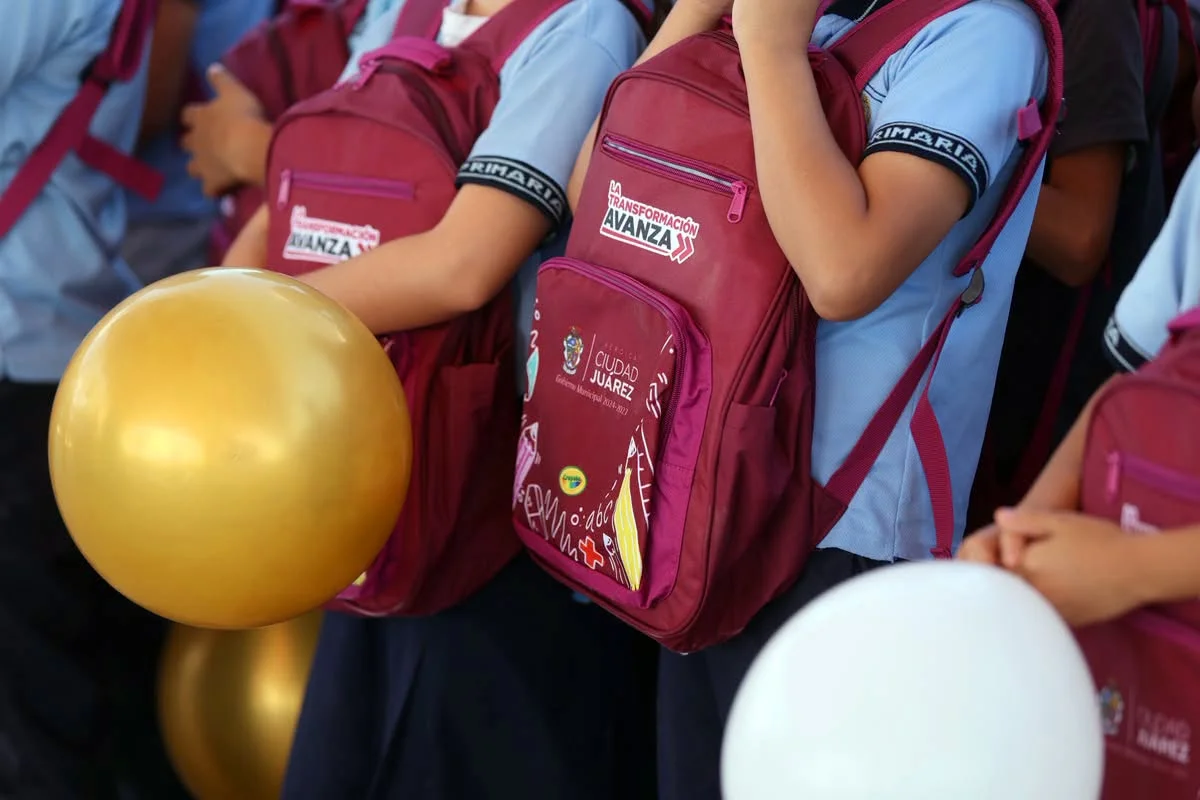 Más de 140 mil estudiantes reciben mochilas y útiles escolares - archivo 4