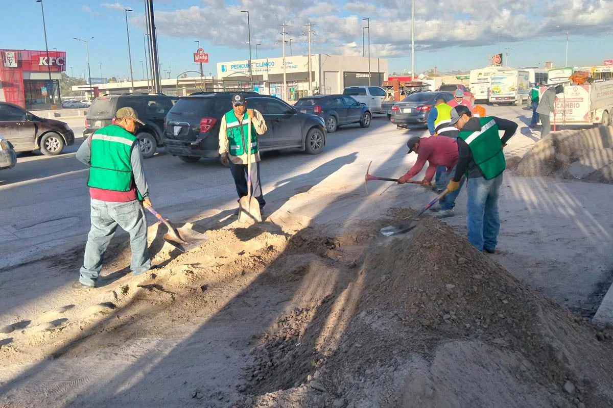 Retiran tierra de arrastre en vialidades de Juárez - archivo 3