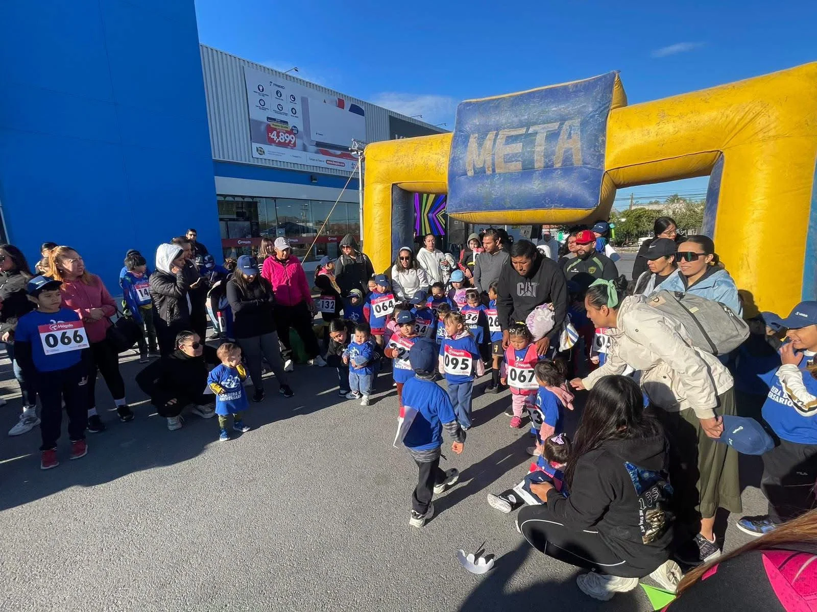 Participan 200 niños en carrera Hágalo - archivo 1