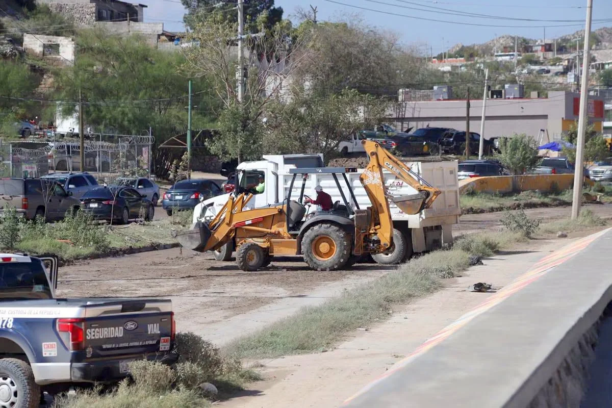 Retiran tierra y escobros de las calles de Juárez - archivo 3