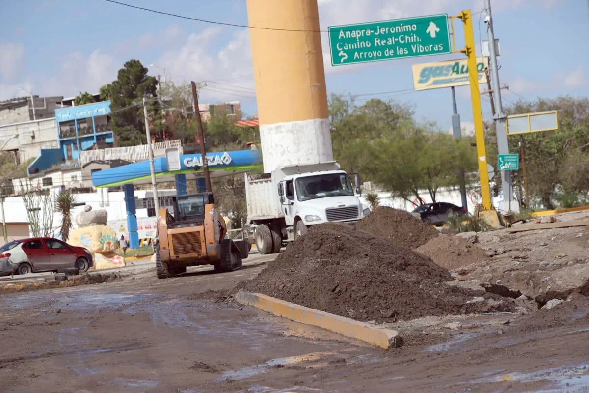Retiran tierra y escobros de las calles de Juárez - archivo 4