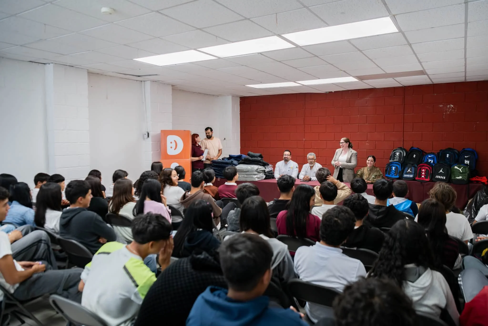 Dona Club Rotario mochilas a estudiantes  - archivo 3