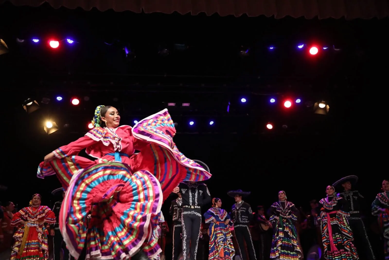 Casa llena para disfrutar la música de mariachi - archivo 3