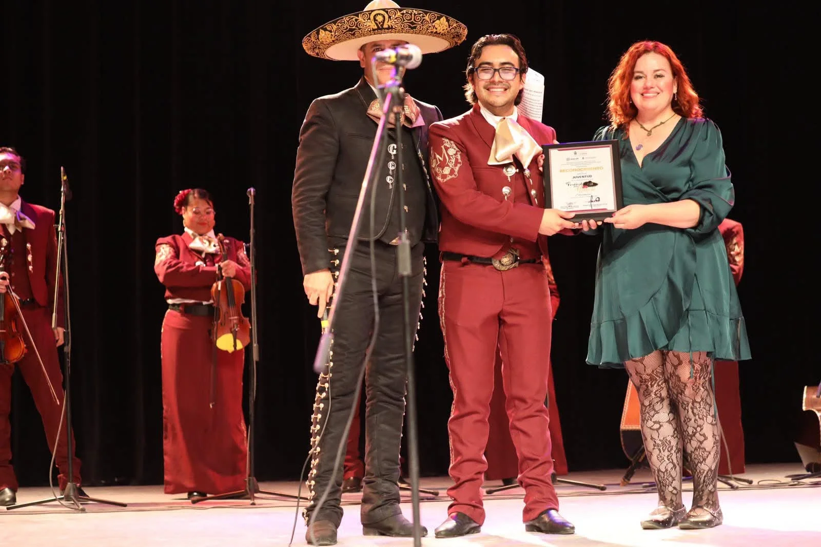 Casa llena para disfrutar la música de mariachi - archivo 4