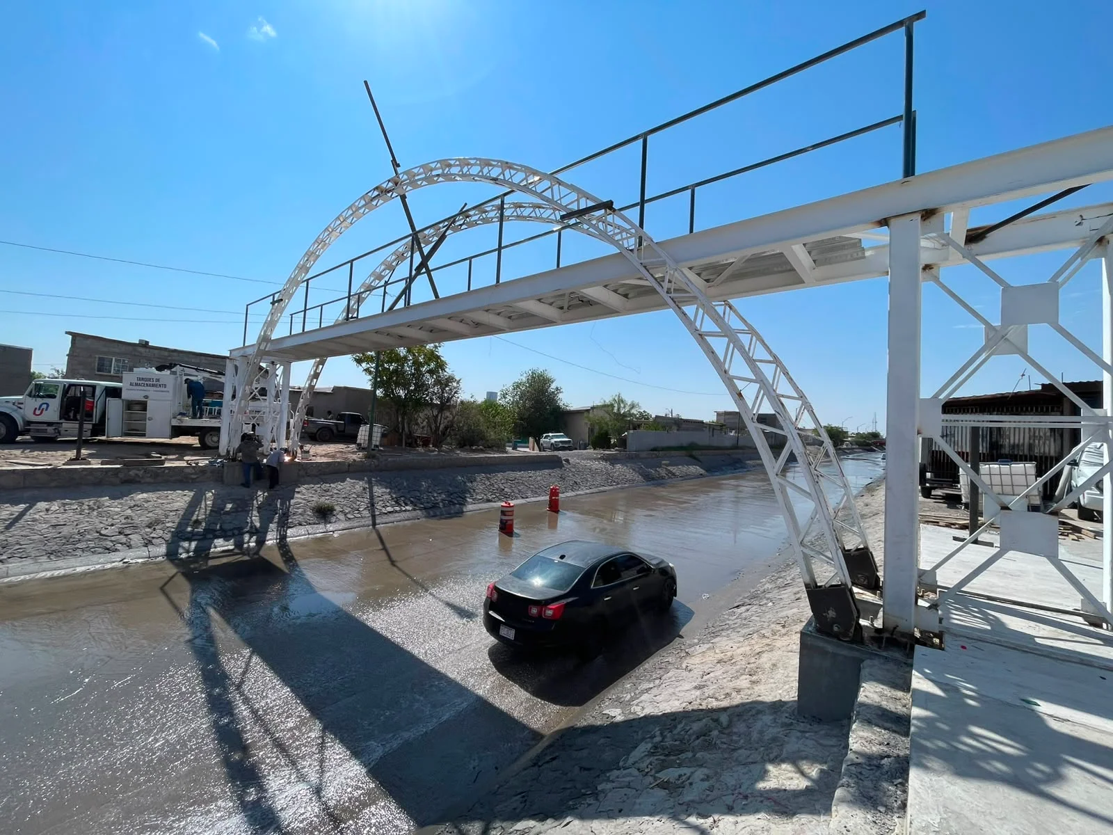 Instalan puente peatonal en Juaritos - archivo 4